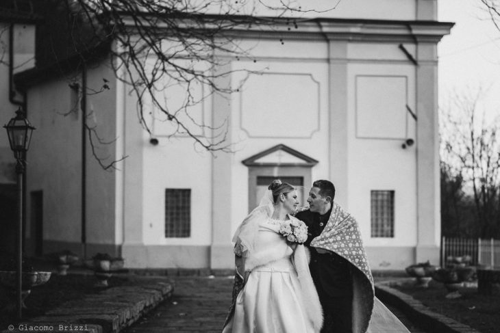 Gli sposi in inquadratura esterna matrimonio massa carrara