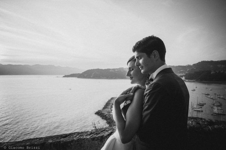Ritratto dell'abbraccio dei due sposi con sullo sfondo il Golfo dei Poeti, fotografo matrimonio ricevimento castello di lerici