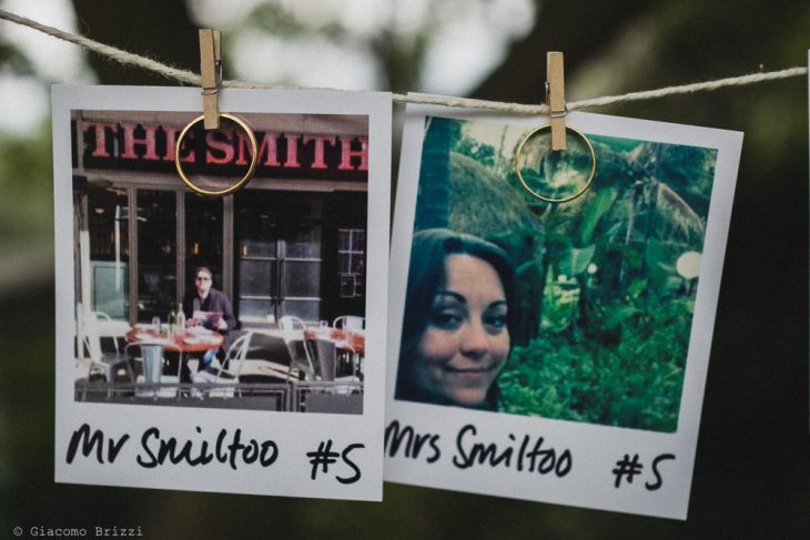 Foto dettaglio cartoline e fedi nuziali, fotografo matrimonio ricevimento la ginestra, finale ligure