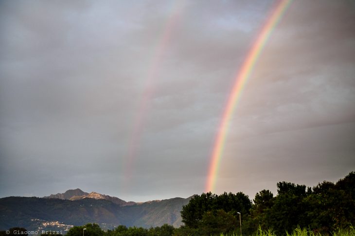 L'arcobaleno spunta a salutare gli sposi, fotografo matrimonio ricevimento Sunset, Forte dei Marmi