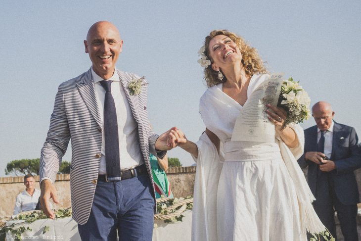 Gli sposi sorridono felici, fotografo al matrimonio di sarzana alla Fortezza