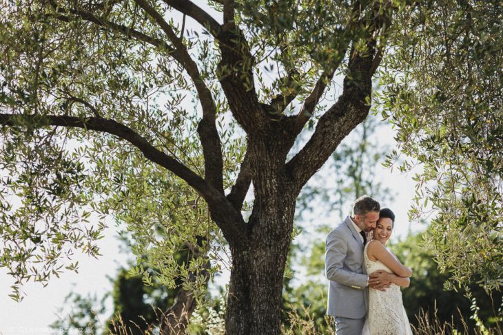 Gli sposi abbracciati matrimonio sarzana ricevimento fosdinovo